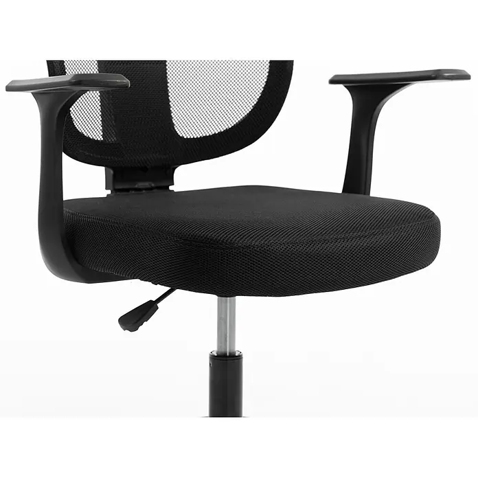 Silla de oficina Ana - Negro, Reposabrazos - Primer plano de una silla de oficina negra con respaldo de malla transpirable, asiento de tela, reposabrazos y palanca de ajuste de altura.
