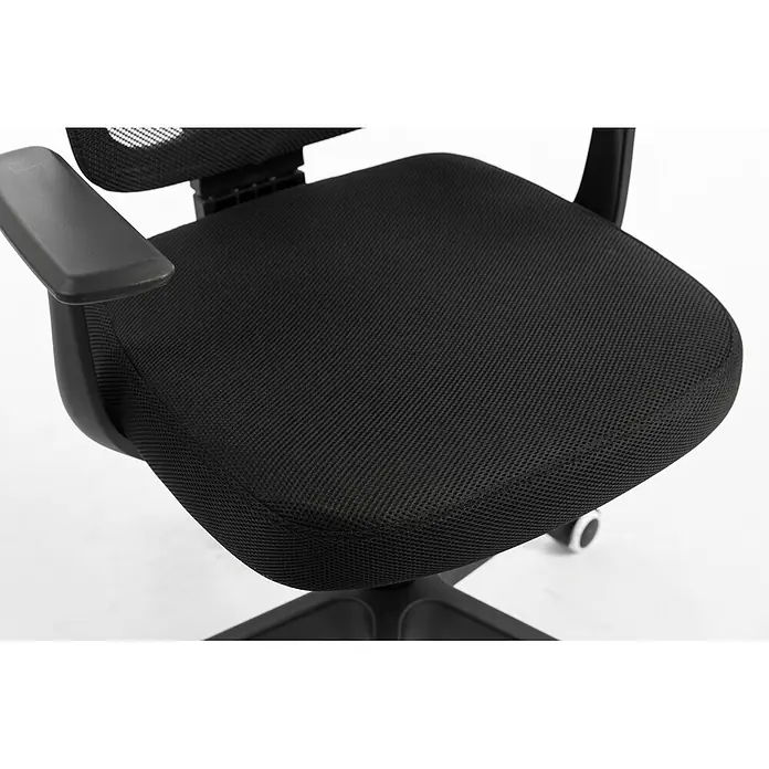 Silla de oficina Ana - Negro, Reposabrazos - Silla de oficina negra con asiento de malla y reposabrazos de plástico.