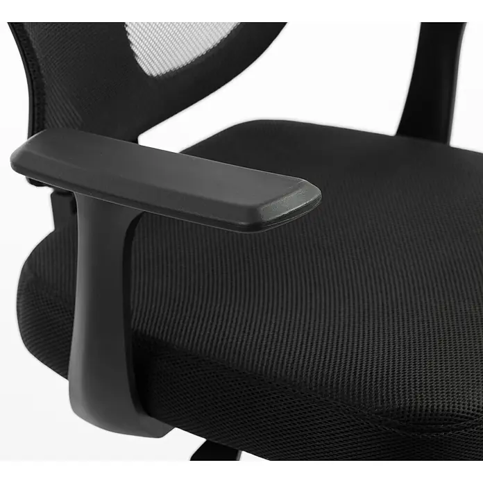 Silla de oficina Ana - Negro, Reposabrazos - Primer plano de una silla de oficina negra con respaldo de malla, asiento de tela y reposabrazos de plástico.