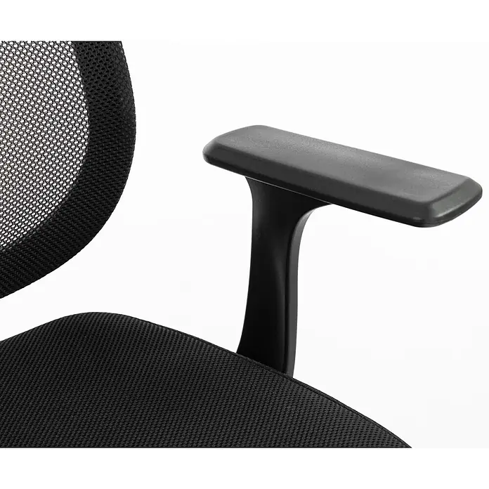 Silla de oficina Ana - Negro, Reposabrazos - Primer plano de una silla de oficina negra con respaldo de malla, asiento de tela y reposabrazos de plástico.