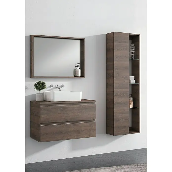 Armario colgante de baño Quadro - 25 x 50 x 160 cm, Tabaco - Moderno conjunto de baño con tocador de madera, espejo y armario lateral brillante con estantes de vidrio para un ambiente elegante.