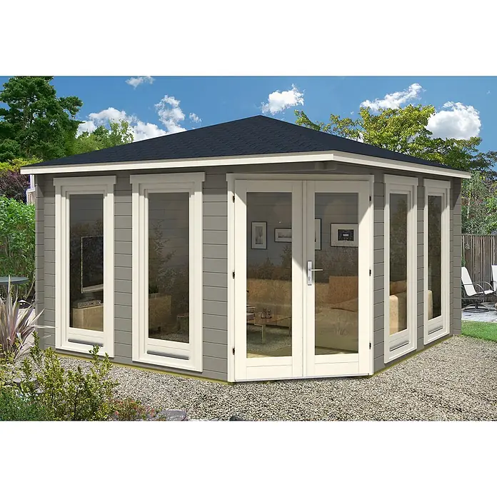 Alpholz Gartenhaus Maja - Außenmaß inkl. Dachüberstand (B x T): 409 x 409 cm, Holz, Pinie - Modernes graues Gartenhaus mit großen weiß gerahmten Glastüren und Fenstern auf einer Kiesterrasse im Garten.