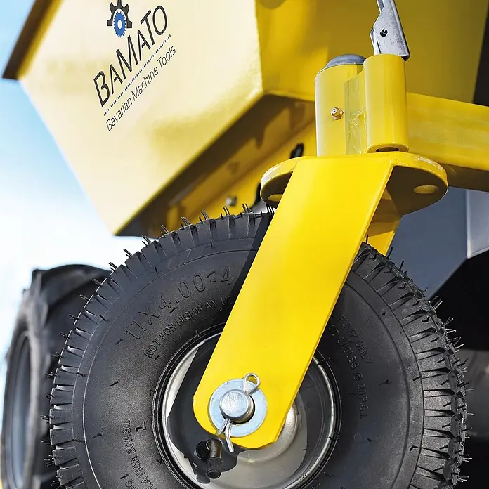 Bamato Raddumper MTR-550RE mit Elektroantrieb - Batteriebetrieben, Fassungsvermögen: 350 l - Nahaufnahme eines gelben Schwerlast-Maschinenteils mit schwarzem, robustem Reifen und "BAMATO"-Logo.