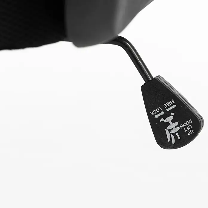 Silla de oficina Vega - Negro, Reposabrazos - Palanca de ajuste de silla de plástico negro con símbolos blancos 'UP/DOWN', 'LIFT', 'FREE/LOCK' y un icono de persona sentada.