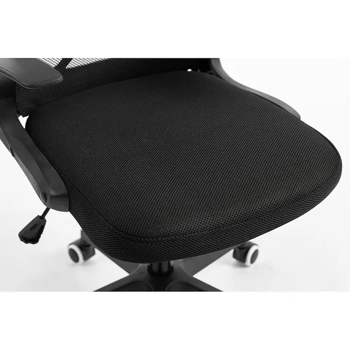 Silla de oficina Vega - Negro, Reposabrazos - Primer plano de un asiento de silla de oficina de malla negra con reposabrazos, palanca y ruedas.