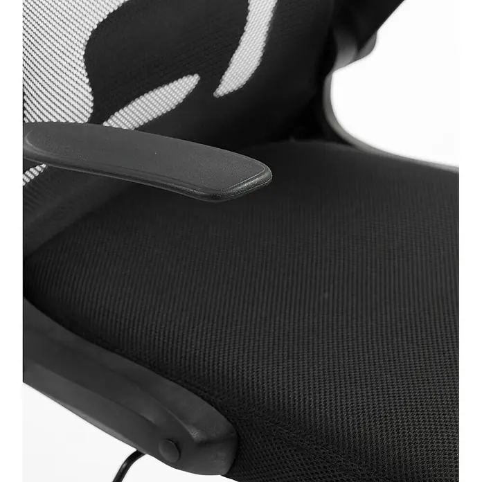 Silla de oficina Vega - Negro, Reposabrazos - Silla de oficina negra con asiento y respaldo de malla, y reposabrazos de plástico negro. El respaldo tiene un patrón de malla blanco.