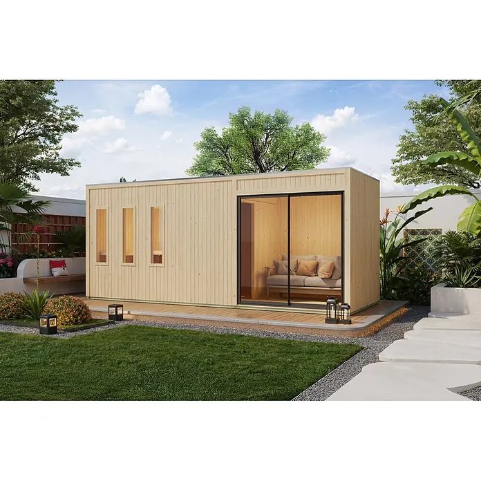 Karibu Saunahaus Monterey - L x B x H: 216,3 x 573,5 x 244,1 cm, Natur, 9 KW Bio Ofen mit externer Steuerung - Gartenhaus aus hellem Holz mit Glasschiebetür und drei vertikalen Fenstern, auf einer Holzterrasse in einem üppigen Garten.