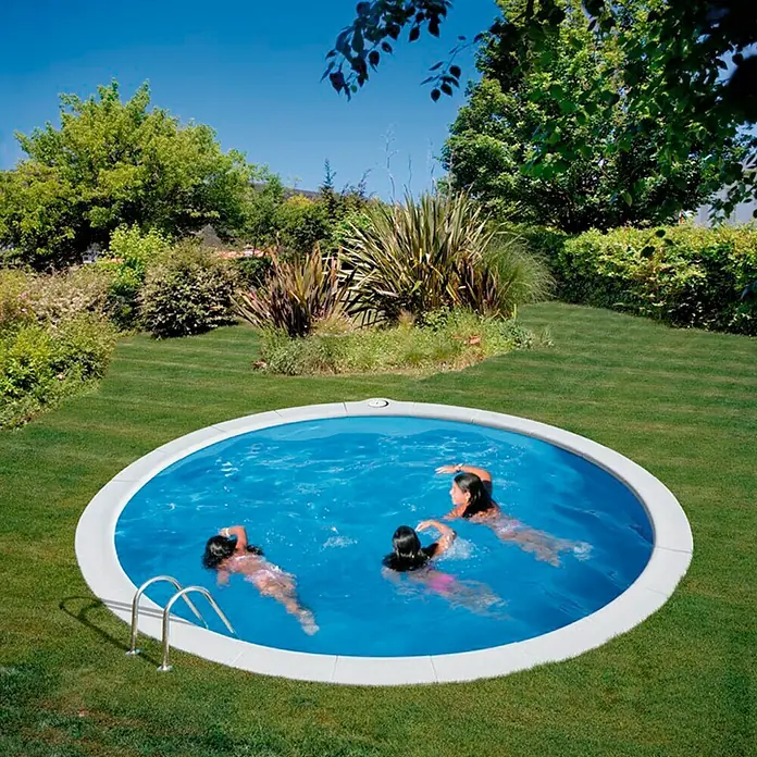 Gre Kit de piscina enterrada Sumatra - Ø x Al: 420 x 120 cm, L x An x Al: 420 x 420 x 120 cm, 14.540 l - Familia nadando en una piscina redonda con borde blanco y escalera, en un exuberante jardín verde.
