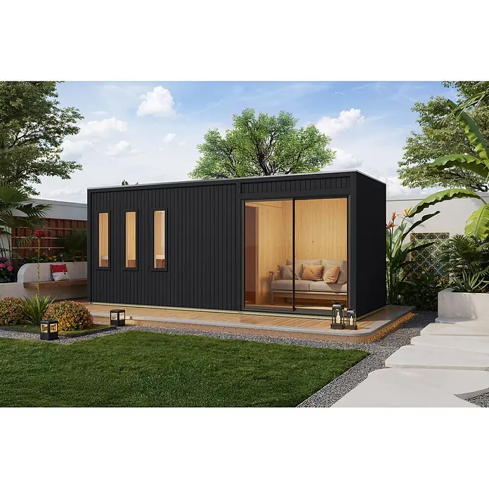 Karibu Saunahaus Monterey - L x B x H: 216,3 x 573,5 x 244,1 cm, Schwarz - Moderner schwarzer Garten-Pod mit vertikaler Verkleidung, großer Glasschiebetür und Holzinterieur auf einer Terrasse im Garten.