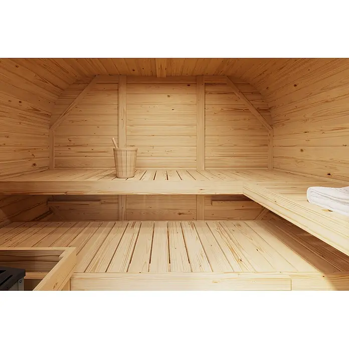 Karibu Saunahaus Quadro 1 Plus - 9 KW Bio-Ofen mit externer Steuerung, Natur, L x B x H: 385 x 225 x 205 cm - Geräumiges helles Holzsaunainterieur mit Bänken, einem Holzeimer mit Schöpfkelle und einem gerollten weißen Handtuch.