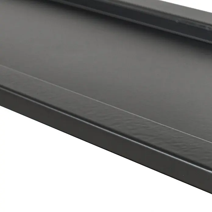 Lucande Pendelleuchte Estante - schwarz, Schwarz, weiß - Dunkelgraue, strukturierte Metallablage oder -schale mit erhöhten Rändern, matte Oberfläche.
