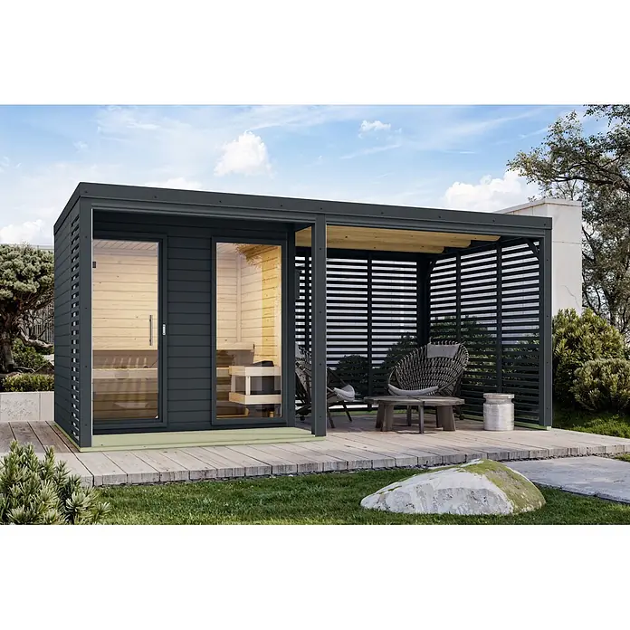 Karibu Saunahaus Heimdall - 9 KW Ofen mit interner Steuerung, Anthrazit, L x B x H: 276 x 492 x 231,5 cm - Dunkelgraue Außensauna mit Glastüren und integrierter Lamellenpergola, helles Holzinterieur und Außensitzgelegenheiten auf einer Holzterrasse.