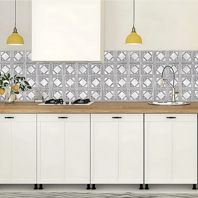 Profhome Wandpaneel 3D 705632 Artnuovo Crosshatch Silver Dekorpaneel Vintage silber 1,7 m2 - 470 x 610 mm - Weiße Küchenrückwandfliesen mit geometrischem schwarzem Muster, über einer Holztheke installiert.