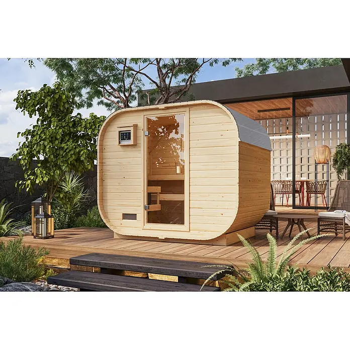 Karibu Saunahaus Skadi 1 Plus - 9 KW Ofen mit interner Steuerung, Natur, L x B x H: 385 x 225 x 205 cm - Fasssauna aus hellem Holz mit Glastür und Bedienfeld auf einer Holzterrasse für den Außenbereich.