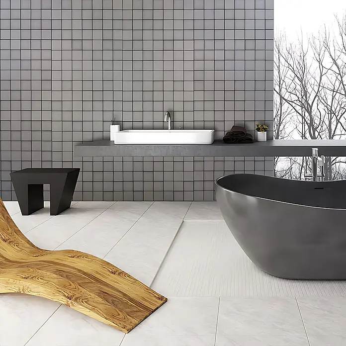 Profhome Wandpaneel 3D 705258 Harmony Cubes Smoked Gray Dekorpaneel glänzend grau 2,2 m2 - 610 x 600 mm - Modernes Badezimmer mit dunkelgrauer freistehender Badewanne, geschwungenem Holzliegestuhl und grauen Fliesenwänden.