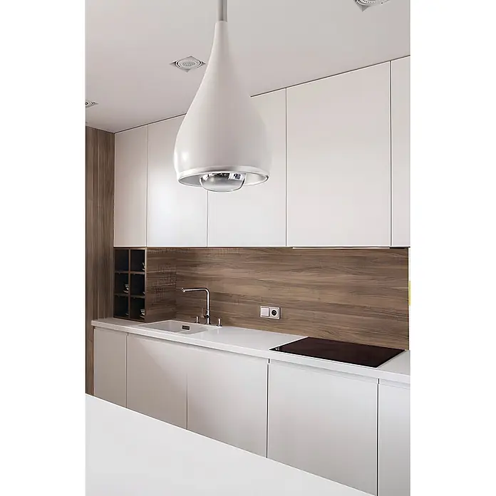 Wallface Wandpaneel 25160 NUTWOOD COUNTRY Wandpaneel Holz Optik Nuss Dekor braun 2,60 qm - 2.600 x 1.000 mm - Elegante moderne Küche mit weißen Schränken, Holzrückwand, weißen Arbeitsplatten und einer einzigartigen tropfenförmigen Dunstabzugshaube.
