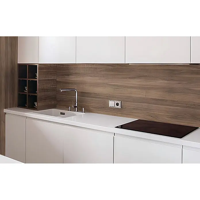 Wallface Wandpaneel 25160 NUTWOOD COUNTRY Wandpaneel Holz Optik Nuss Dekor braun 2,60 qm - 2.600 x 1.000 mm - Moderne Küche mit weißen Arbeitsplatten, integrierter Spüle, schwarzem Induktionskochfeld und Holzrückwand.
