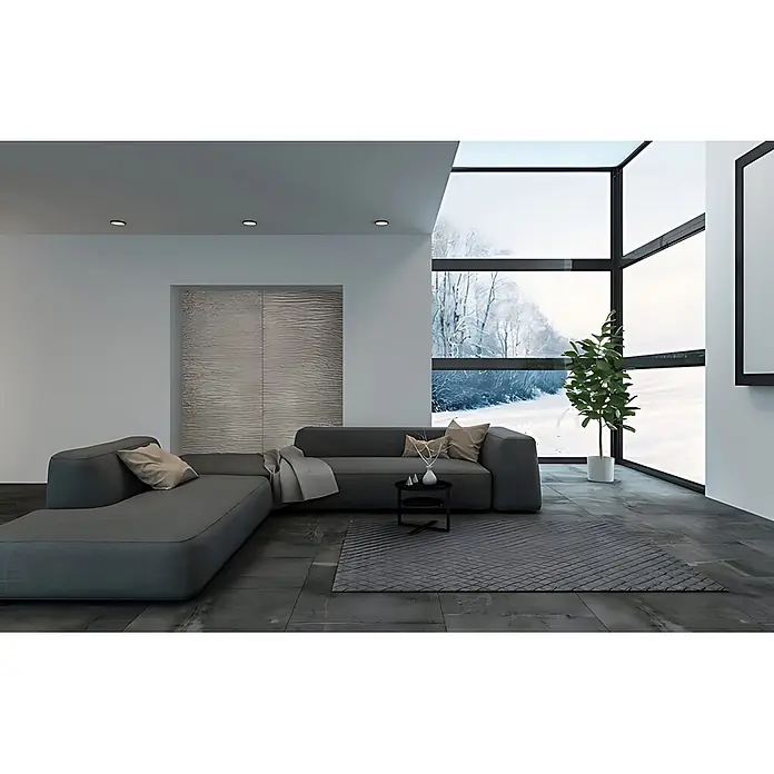 Wallface Wandpaneel 19523 CRASHED Old Platin Wandpaneel in Metall-Optik matt platin 2,6 m2 - 2.600 x 1.000 mm - Modernes Wohnzimmer mit minimalistischem grauem L-förmigem Sofa und großem Fenster mit Schneeblick.