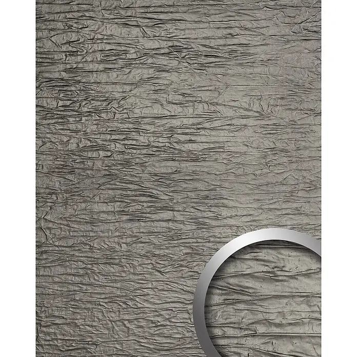 Wallface Wandpaneel 19523 CRASHED Old Platin Wandpaneel in Metall-Optik matt platin 2,6 m2 - 2.600 x 1.000 mm - Geknitterte graue Stofftextur mit horizontalen Falten und einem silbernen Metallring unten rechts.