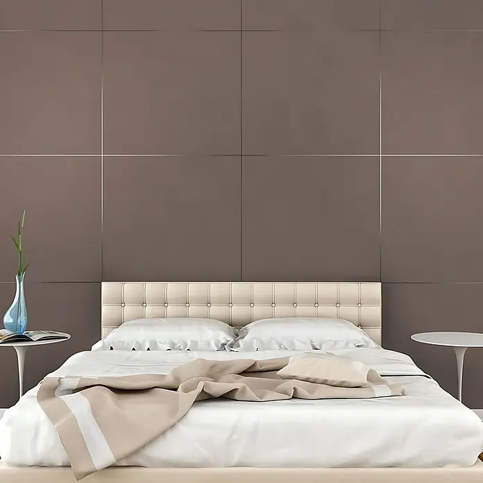 Wallface Wandpaneel 19024 DOVE TALE Wandpaneel in Leder Optik matt braun 2,6 m2 - grau-beige, 2.600 x 1.000 mm - Ein modernes Schlafzimmer mit beigem gepolstertem Kopfteil und weißer Bettwäsche, mit einer beigen Überwurfdecke.
