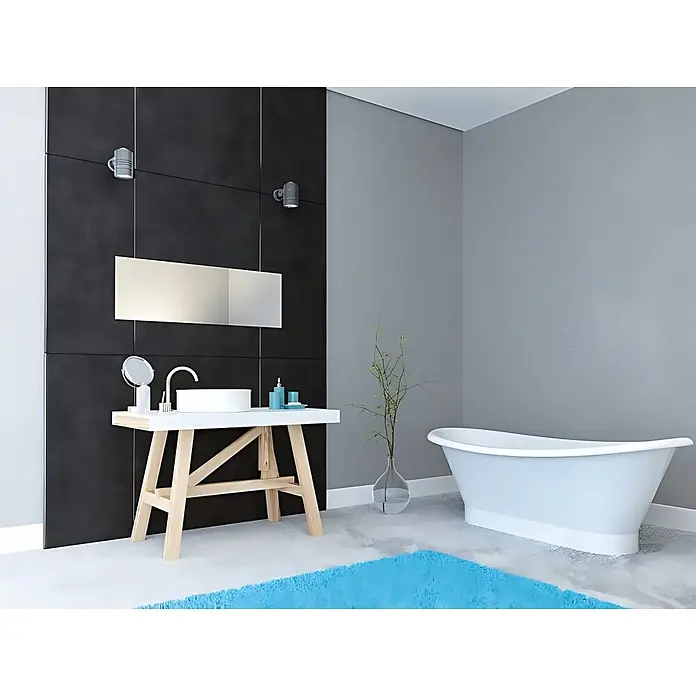 Wallface Wandpaneel 19336 CLASSY BLACK Dekorpaneel im Vintage Look glänzend schwarz 2,6 m2 - schwarz-grau, 2.600 x 1.000 mm - Ein modernes Badezimmer mit einer freistehenden weißen Badewanne, einem Waschtisch und einem blauen Teppich.