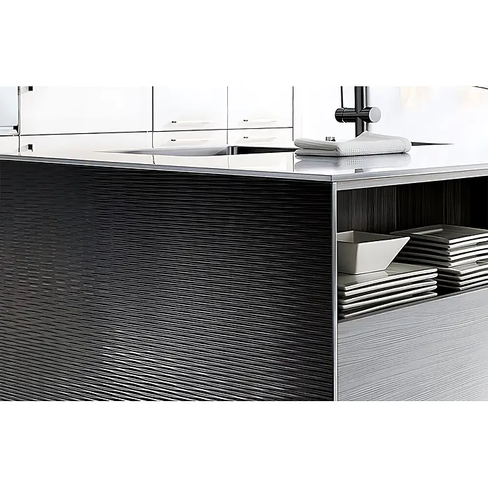 Wallface Wandpaneel 15764 MOTION TWO Wandverkleidung 3D Wellen weiß 2,60 qm - 2.600 x 1.000 mm - Kücheninsel mit schwarzer, strukturierter Schrankfront, weißer Arbeitsplatte und offenem Regal mit weißen Tellern und Schalen.