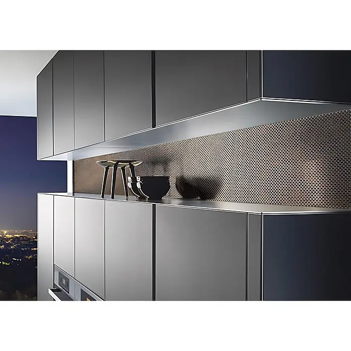 Wallface Wandpaneel 17241 RACE Wandpaneel Wandplatte 3D Runddekor braun silber 2,60 qm - silber, 2.600 x 1.000 mm - Moderne dunkelgraue Küchenschränke mit Metallablage und goldener Lochblech-Rückwand, mit Blick auf eine nächtliche Stadt.