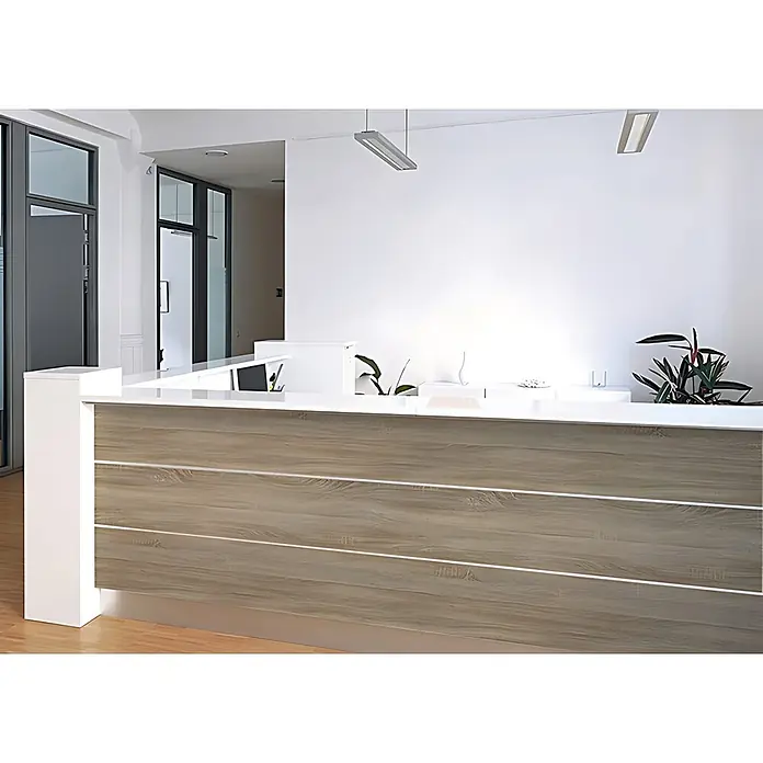 Wallface Wandpaneel 17279 WOOD OAK TREE Wandpaneel Holz Design Holzhaptik beige 2,60 qm - grau-beige, 2.600 x 1.000 mm - Moderner Empfangstresen mit heller Holzoptikfront, weißer Platte und Seitenwänden.