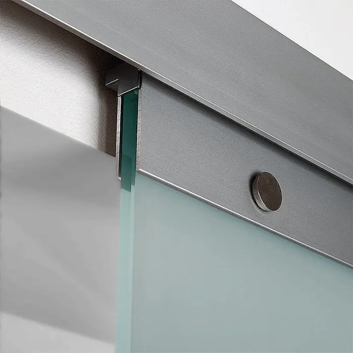 Inova Schiebetür-Komplettset Glas Komplettset wellenförmig mit Griffmuschel + Softclose - 1.025 x 2.200 mm - Schiebetür aus satiniertem Glas, an einer gebürsteten Metallschiene und Beschlägen befestigt.