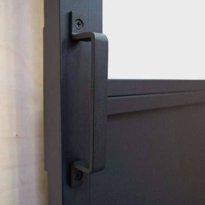 Inova Schiebetür-Komplettset Glasschiebetür ESG 3 Felder Stahl 90 x 215 cm mit Softclose - 900 x 2.150 mm - Schwarzer, texturierter Metalltürgriff mit sichtbaren Schrauben, auf einer dunklen Türplatte montiert.