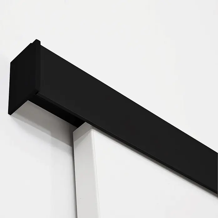 Inova Schiebetür-Komplettset Holzschiebetür weiß 880 x 2035 mm mit Softclose - 880 x 2.035 mm - Schwarzes wandmontiertes Schiebetürsystem mit sichtbarem weißem Türblatt darunter.