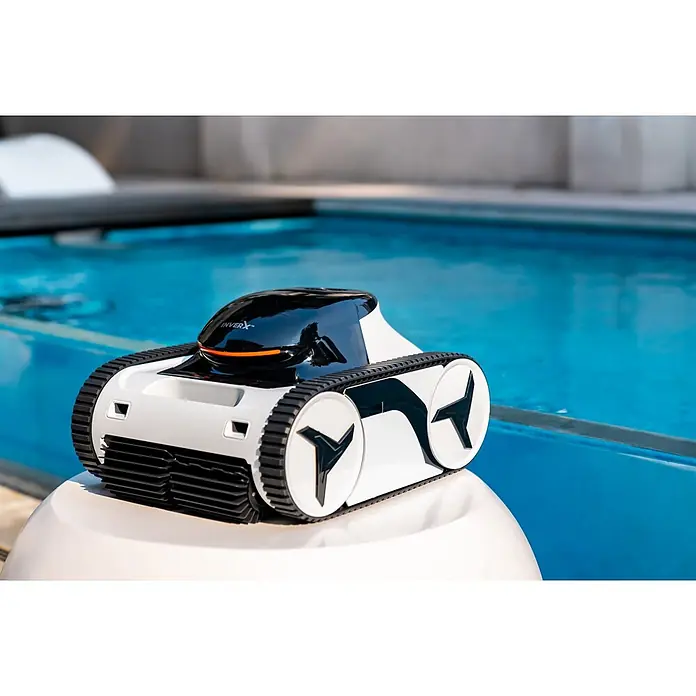 Fairland Poolroboter InverX30 - Akkubetrieben, Filterleistung: 22 m³/h - Weißer und schwarzer Roboter-Poolreiniger mit Kettenrädern, glänzender Oberseite und „INVERX™“-Branding, am blauen Pool platziert.