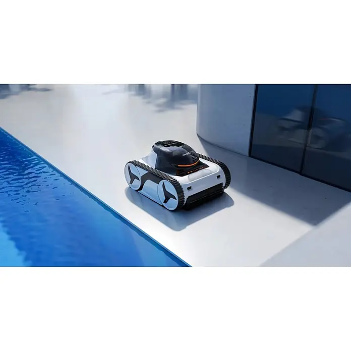 Fairland Poolroboter InverX30 - Akkubetrieben, Filterleistung: 22 m³/h - Weiß-schwarzer Poolroboter mit Kettenantrieb am blauen Schwimmbeckenrand.