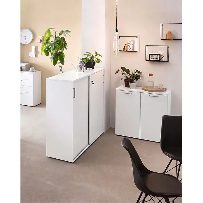 Schildmeyer 1500 Schiebetür Schrank - L x B x H: 41 x 160,2 x 119,4 cm, Lichtgrau - Weiße Büroschränke in einem modernen Raum, bieten funktionale Organisation und Stil.