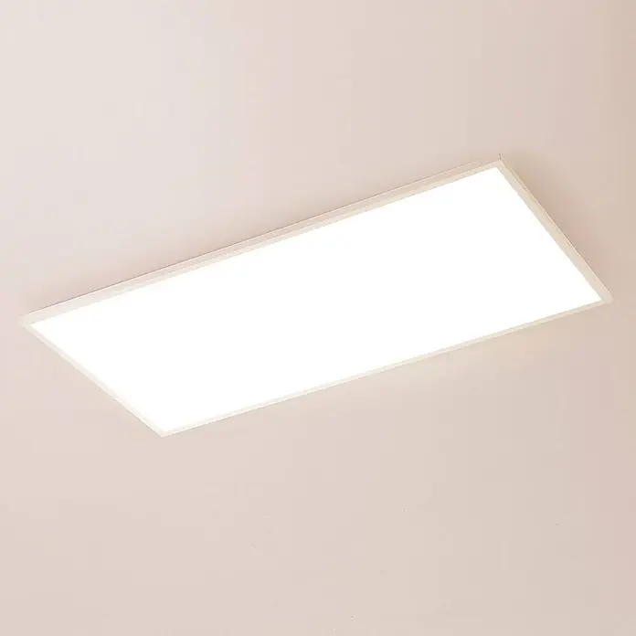 Arcchio LED-Panel Arya - L x B x H: 119,5 x 59,5 x 4,5 cm, weiß / opal, weiß / opal - Rechteckige, aufputz montierte LED-Deckenleuchte mit weißem Rahmen, hell leuchtend, an einer hellen Decke.