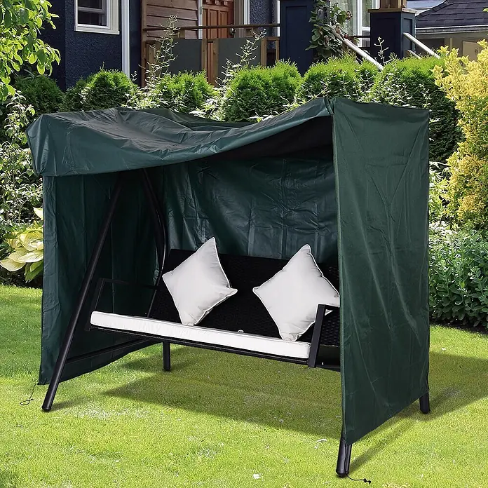 Outsunny Hollywoodschaukel-Schutzhülle - 420D Oxford Gewebe, Grün - Dunkelgrüne Schutzhülle aus Stoff, die eine Gartenschaukel mit weißen Kissen vollständig umschließt.
