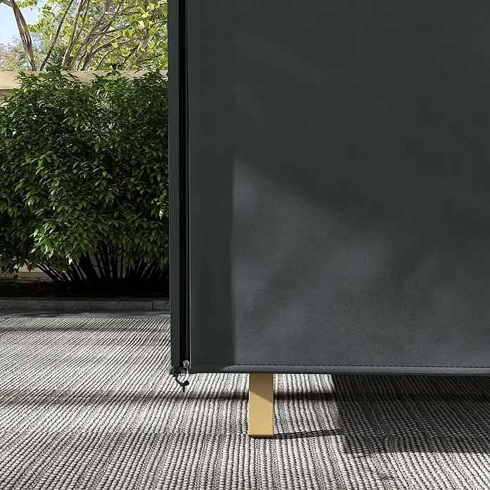Outsunny Hollywoodschaukel-Schutzhülle - L x B x H: 220 x 125 x 172 cm, 420D Oxford-Polyester, Schwarz - Dunkelgrauer Outdoor-Sichtschutz mit goldenem Bein auf einem strukturierten Outdoor-Teppich vor grünen Pflanzen.