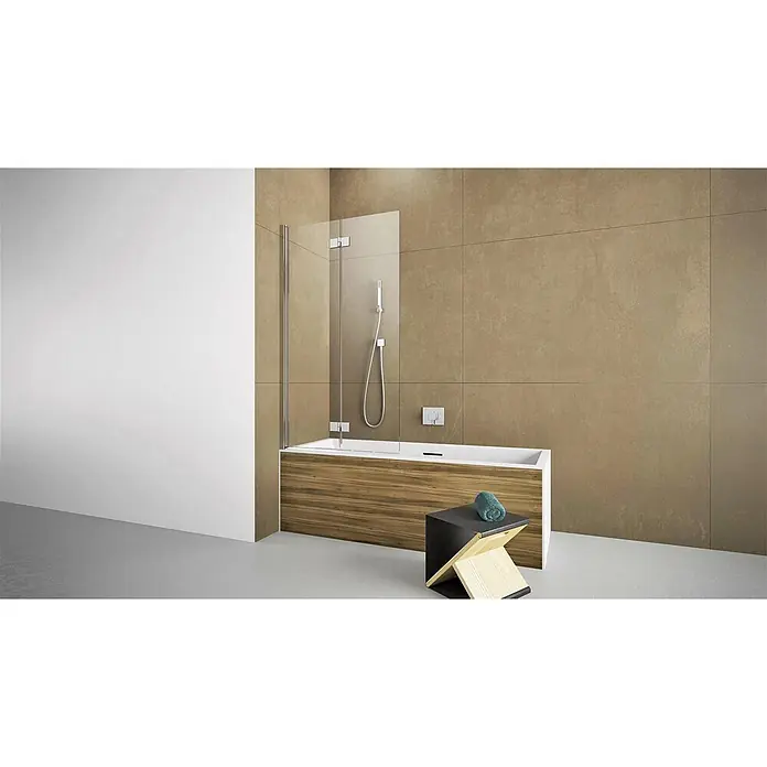 Puk Badewannenaufsatz Puk Trave Badewannenaufsatz Links 1195-1205 - 1 Stk. - Moderne Badewanne mit Holzverkleidung und Duschabtrennung aus Klarglas im Badezimmer.