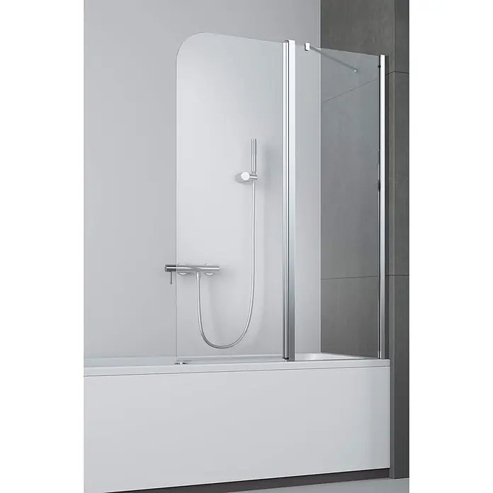 Puk Badewannenaufsatz Puk Naab Badewannenaufsatz Links 1290-1300 - 1 Stk. - Duschwand aus Glas mit Chromrahmen, gebogenem und klappbarem geradem Paneel, auf weißer Badewanne mit Duscharmatur.
