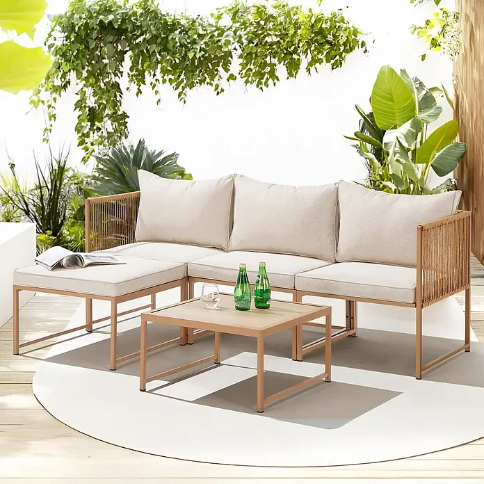 SVITA Loungemöbel-Set DETROIT - 5 -tlg., Pulverbeschichteter Stahl, Beige, Beige - Outdoor-Ecksofa und Couchtisch mit hellbraunen Gestellen, beigen Kissen auf einer Terrasse.