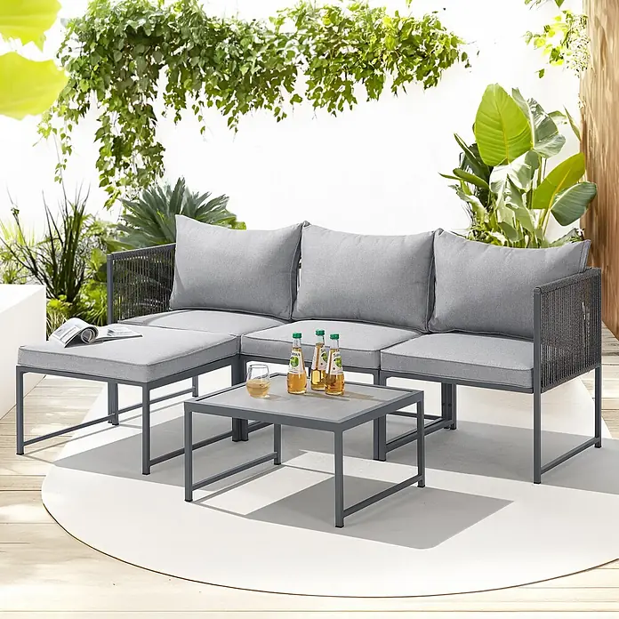 SVITA Loungemöbel-Set DETROIT - 5 -tlg., Pulverbeschichteter Stahl, Polyrattan, Polywood, Grau, Grau - Dunkelgraue Outdoor-Sitzgruppe mit grauen Kissen, Seilarmlehnen, Fußhocker und Couchtisch auf einer Terrasse.