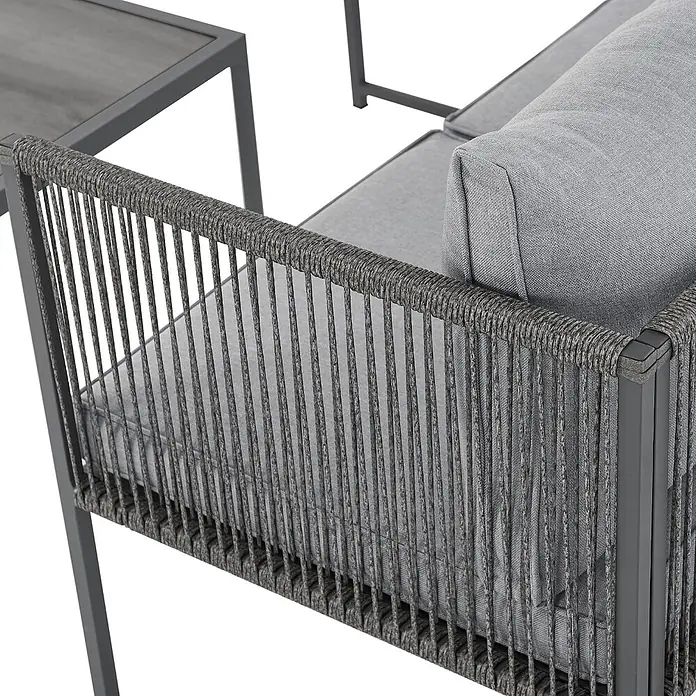SVITA Loungemöbel-Set DETROIT - 5 -tlg., Pulverbeschichteter Stahl, Polyrattan, Polywood, Grau, Grau - Grauer Outdoor-Sessel mit geflochtenen Seildetails und Kissen, neben einem passenden Beistelltisch.
