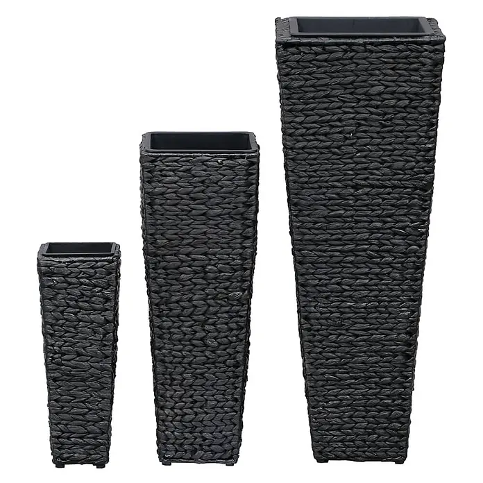 Furnicato Pflanzsäule eckig -  - Set aus drei hohen, quadratischen schwarzen Pflanzgefäßen aus geflochtenem Material mit Kunststoffeinsätzen.
