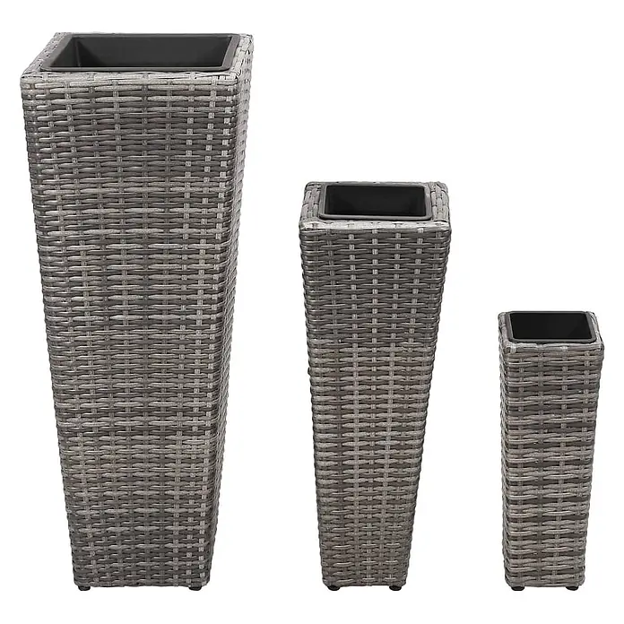 Furnicato Pflanzsäule eckig PE-Rattan -  - Set aus drei grauen geflochtenen Rattan-Pflanzgefäßen mit schwarzen Innentöpfen, unterschiedlich hoch.