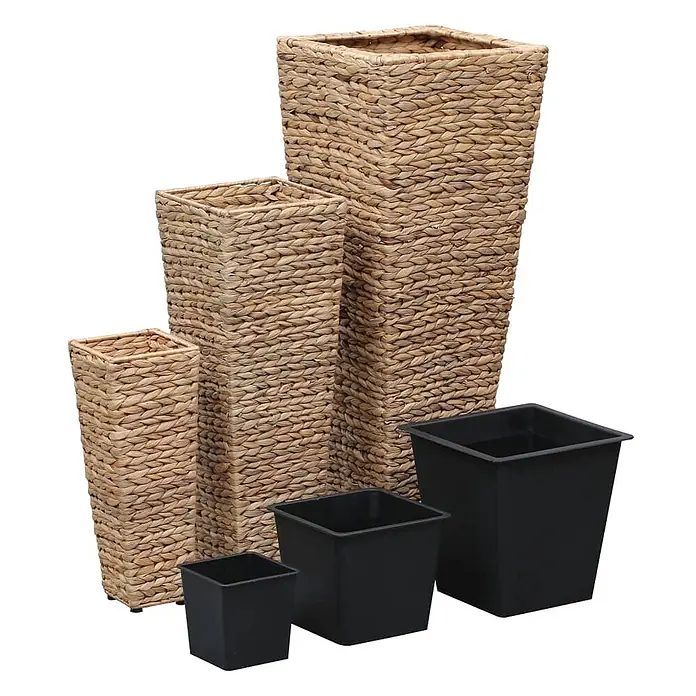 Furnicato Pflanzsäule eckig Wasserhyazinthe -  - Set aus drei hohen, quadratischen Pflanzgefäßen aus Naturgeflecht mit drei schwarzen Kunststoffeinsätzen.