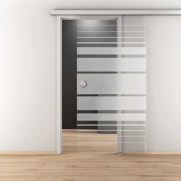 Diamond Doors Glasschiebetür-Beschlag Linea 60 Premium 2.0 - Edelstahloptik, Art Beschlag: Geschlossen, Länge: 2.200 mm - Milchglas-Schiebetür mit horizontalen Streifen und silbernem Griff in weißem Rahmen, trennt zwei Räume.