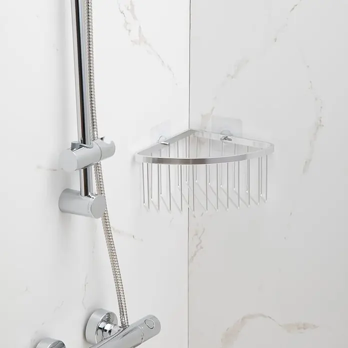 Tatay Aluminium Cesta de baño angular + QuickFix - 20 x 11,5 x 20 cm, Cromo - Cesto de ducha esquinero de metal plateado instalado en una pared de azulejos.