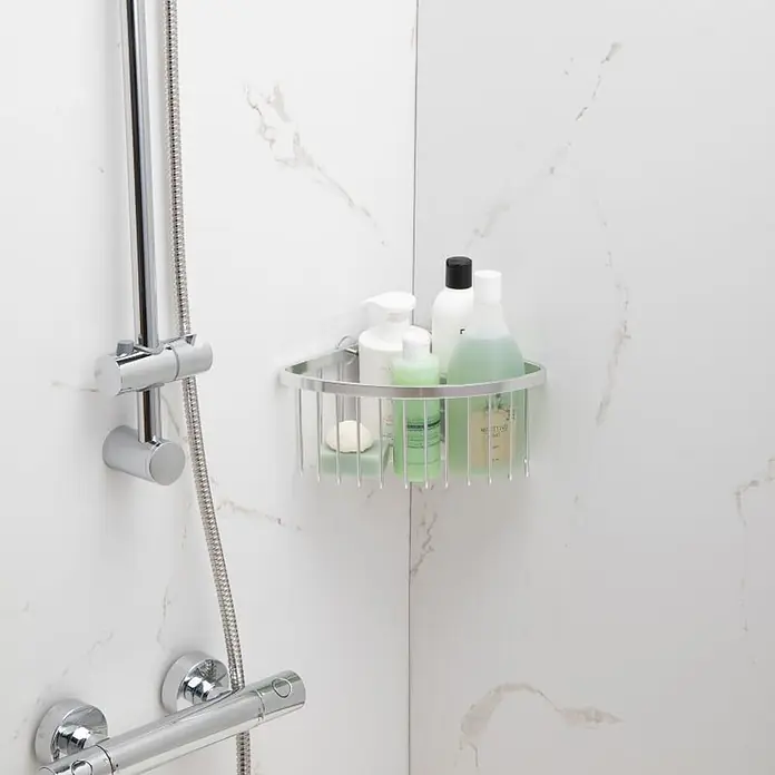 Tatay Aluminium Cesta de baño angular + QuickFix - 20 x 11,5 x 20 cm, Cromo - Cesta de ducha de esquina de metal plateado con botellas de ducha y jabones en una ducha alicatada.