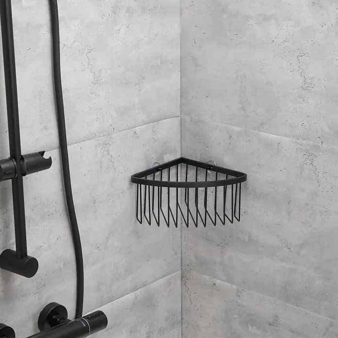Tatay Aluminium Cesta de baño angular + QuickFix - 20 x 11,5 x 20 cm, Negro - Cesta de ducha de esquina de alambre negro, instalada en una ducha moderna con azulejos grises y grifería negra a juego.