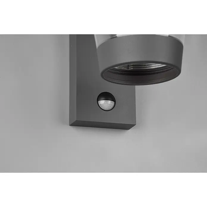 Trio Leuchten Sensor-Außenleuchte CAVADO - 40 W, L x B x H: 23 x 16 x 28 cm, Grau, IP44 - Dunkelgraue Wandleuchte mit klarem zylindrischem Diffusor und integriertem schwarzem Bewegungssensor darunter.